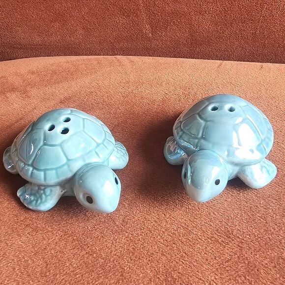 Mini Sea Turtle Salt and Pepper Shakers - Picture 4 of 4